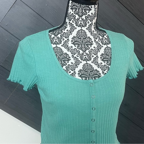 💥American Eagle Ribbed Cropped T-Shirt Ruffle‎ Trim💥 - Picture 3 of 5